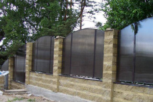 Забор из поликарбоната на металлическом каркасе