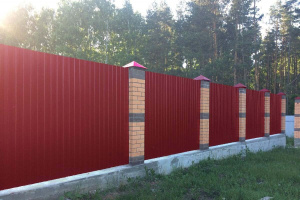 Забор из профлиста на ленточном фундаменте с кирпичными столбами
