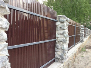 Забор из монолитного поликарбоната профилированного