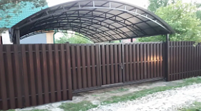 Забор из металлоштакетника для участка